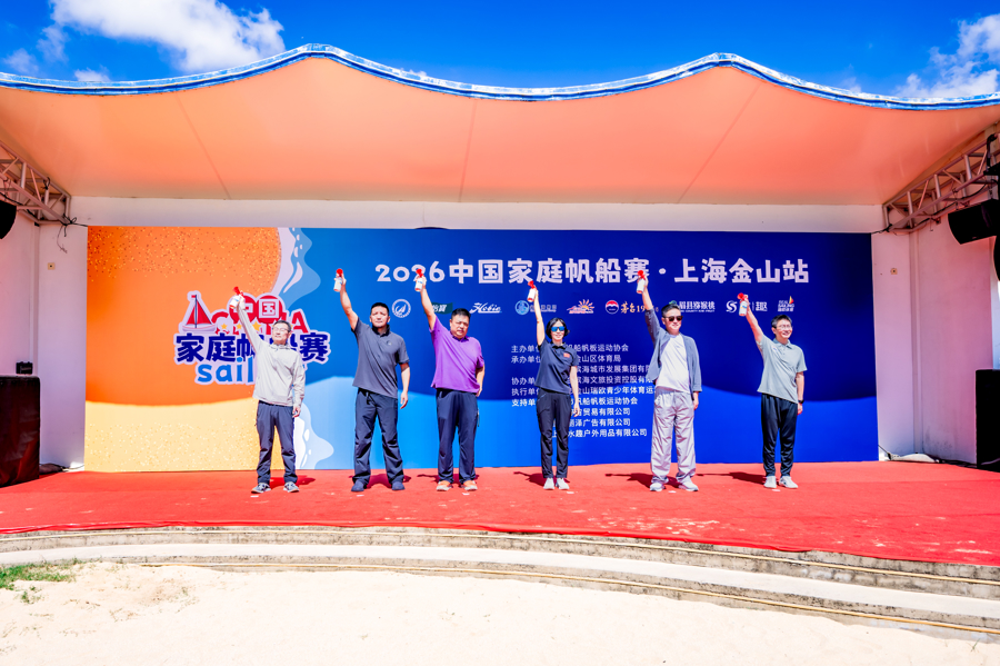 Hobie双体船在海面竞发