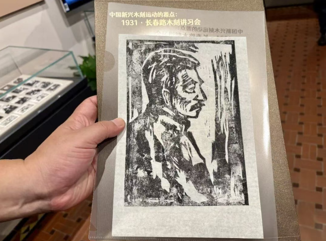 活动现场作家们交流场景