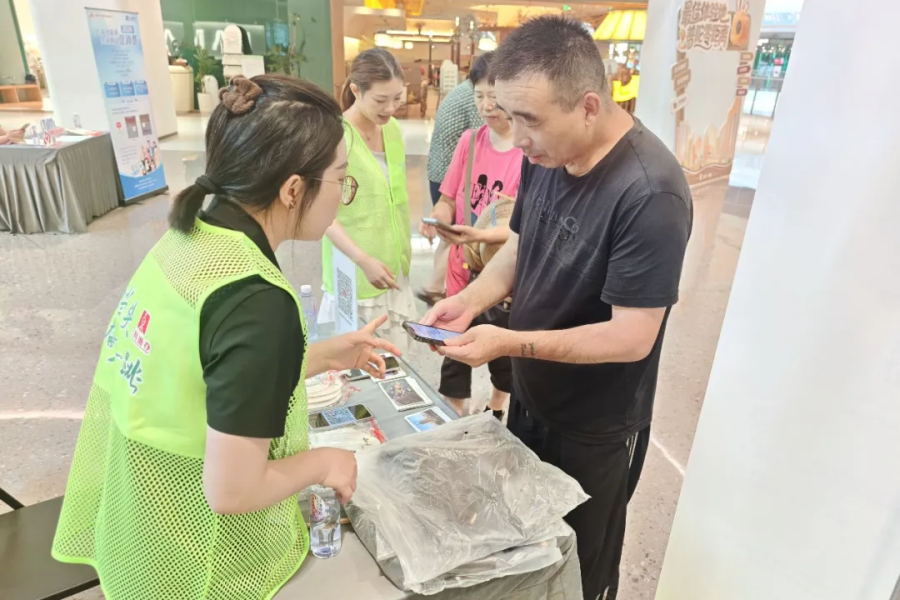 商户市民驻足咨询